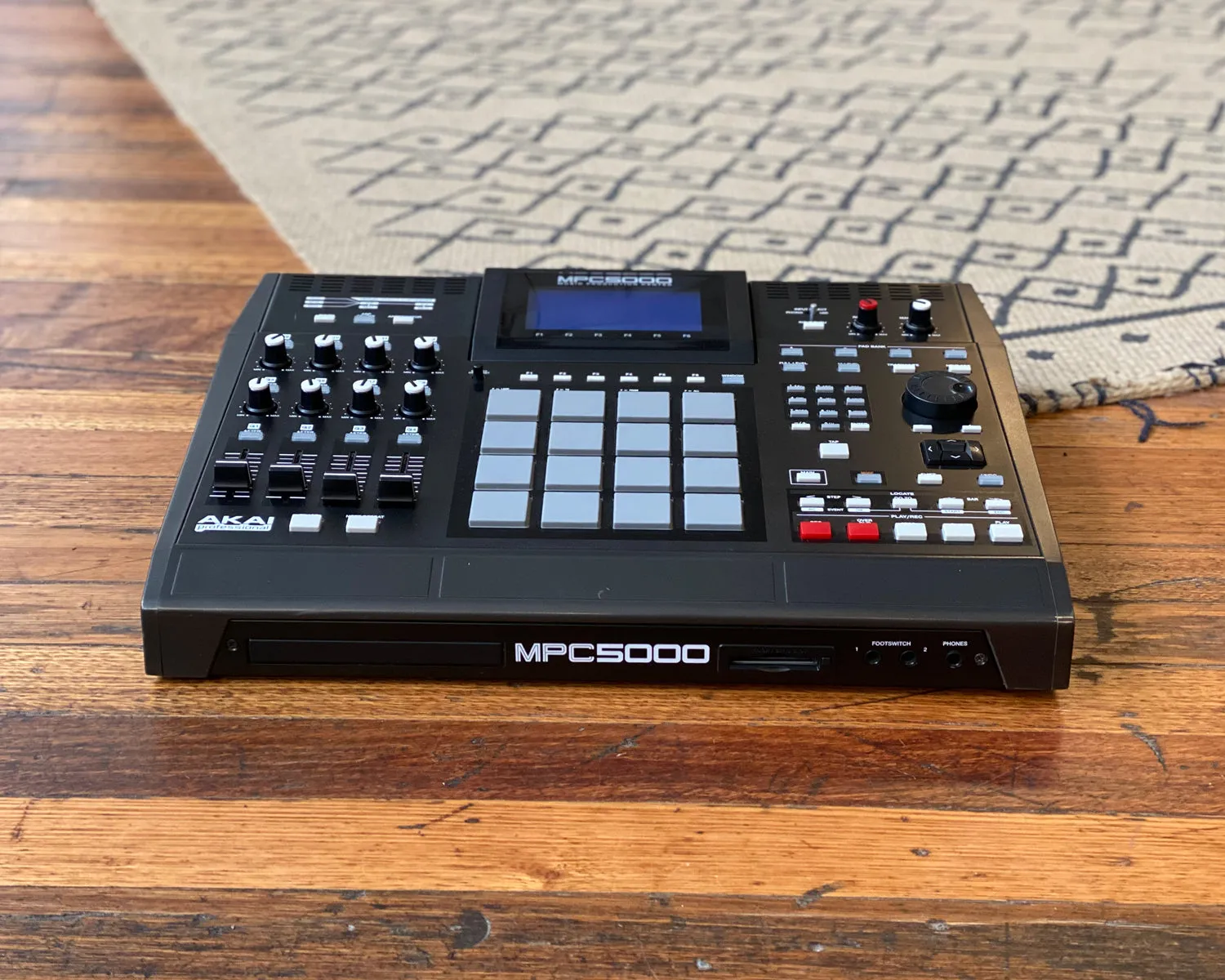 Akai MPC5000 Music Production Drum Machine with Synthesizer