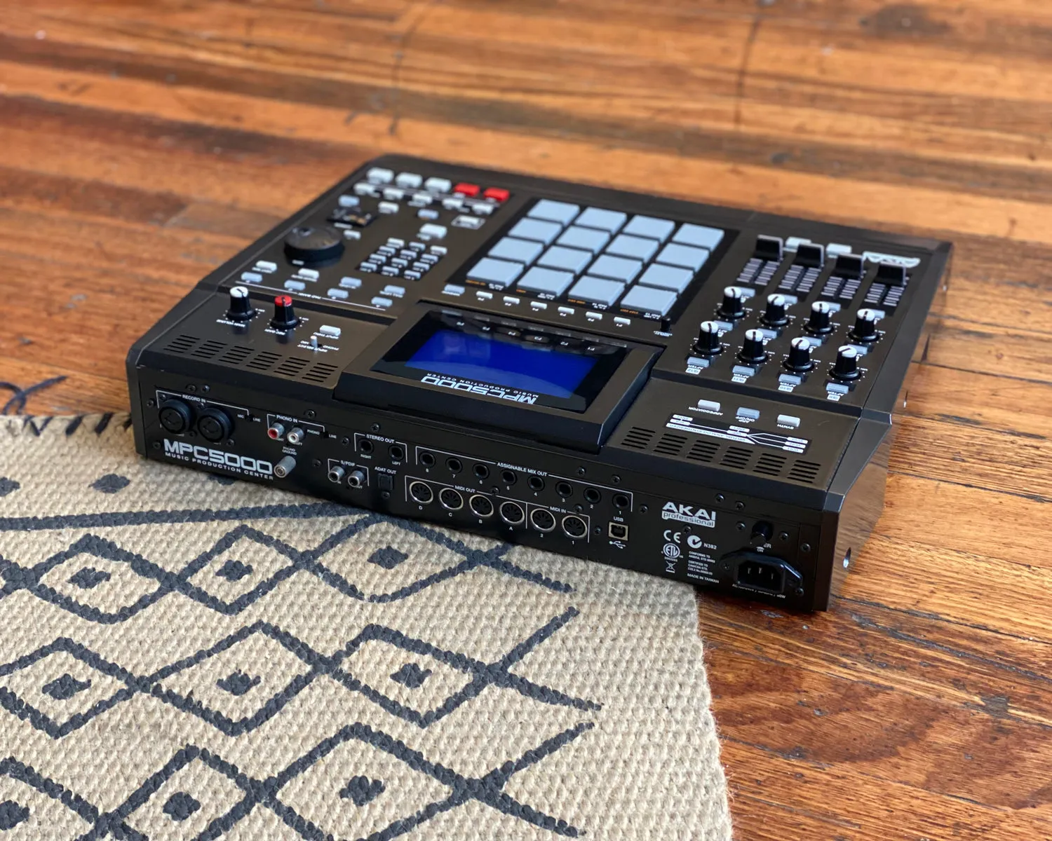 Akai MPC5000 Music Production Drum Machine with Synthesizer