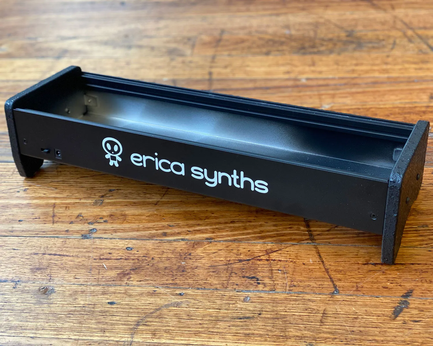 Erica Synths 1 x 84HP skiff case with integrated PSU: black side panels